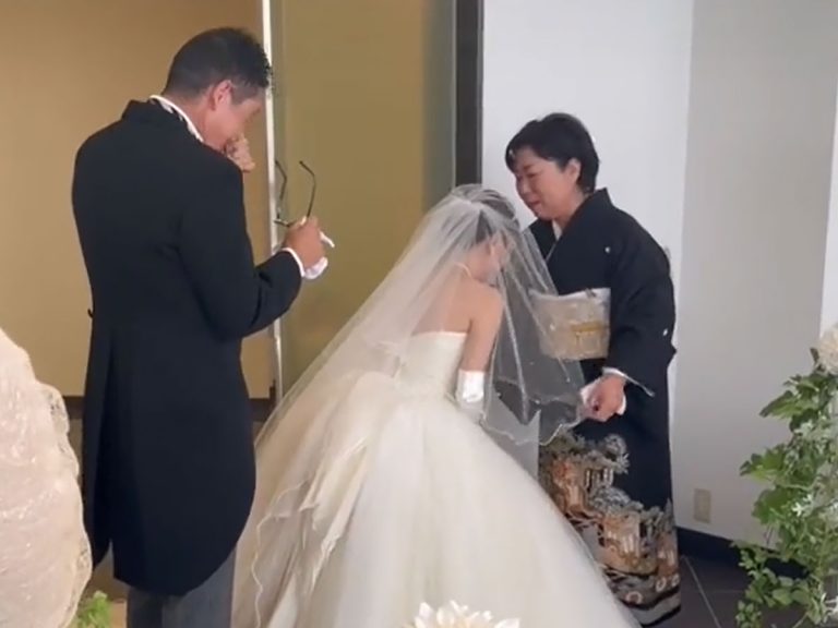 Video of father “unable to walk down the aisle” at daughter’s wedding has netizens in tears