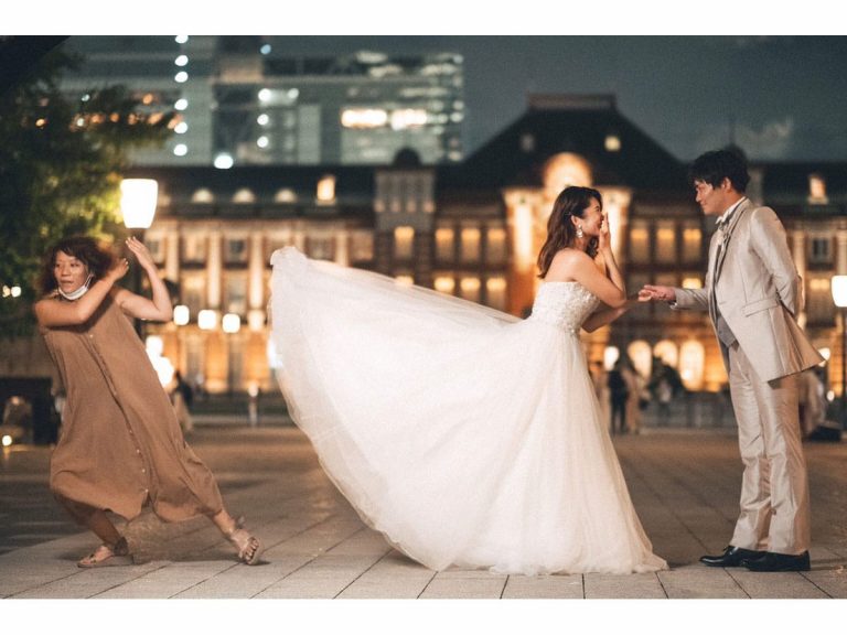 Japanese photographer’s viral photo reveals the “dark side” of wedding photography