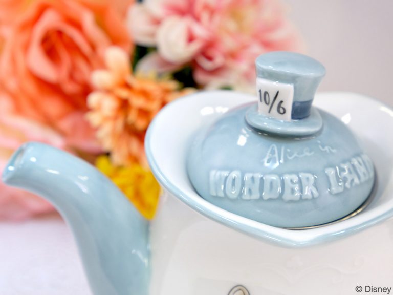 Make your tea time magical with this adorably detailed Alice in Wonderland tableware