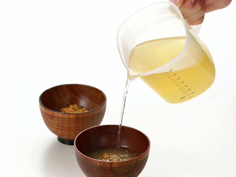 Microwaveable dashi pot lets you brew healthy, delicious, umami-rich dashi stock with no hassle