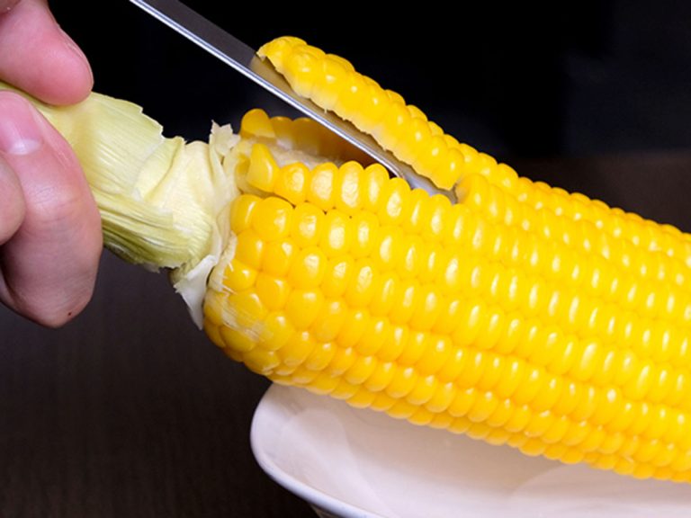 Peeling corn has never felt so good! Kernels slide off like butter with this Japanese corn peeler