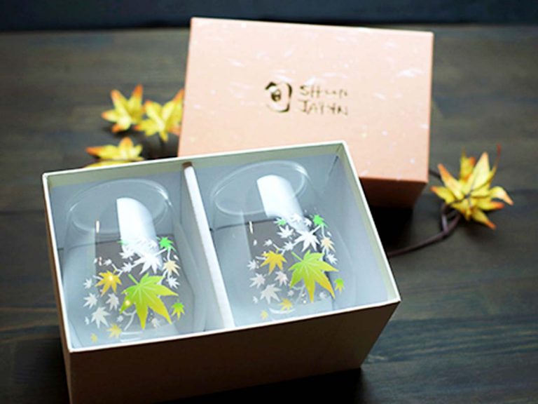 Gorgeous drinking glasses change the color of dancing autumn leaves based on temperature
