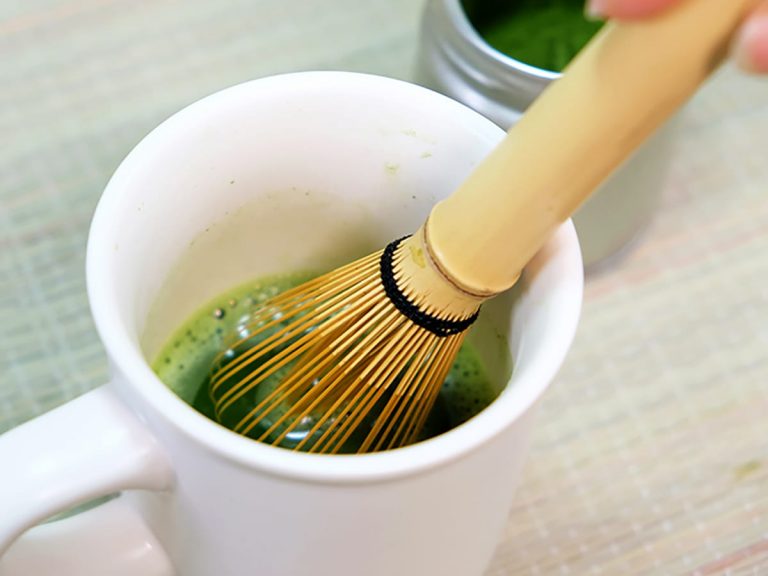 Make matcha like a pro without special teacups with this mug cup matcha whisk and matcha set