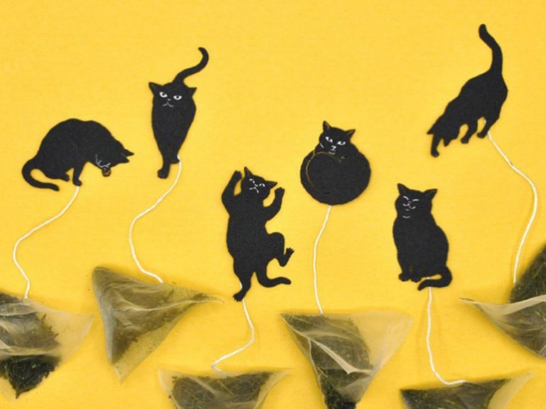 Give yourself a purring tea time companion with adorable kitty green tea bags