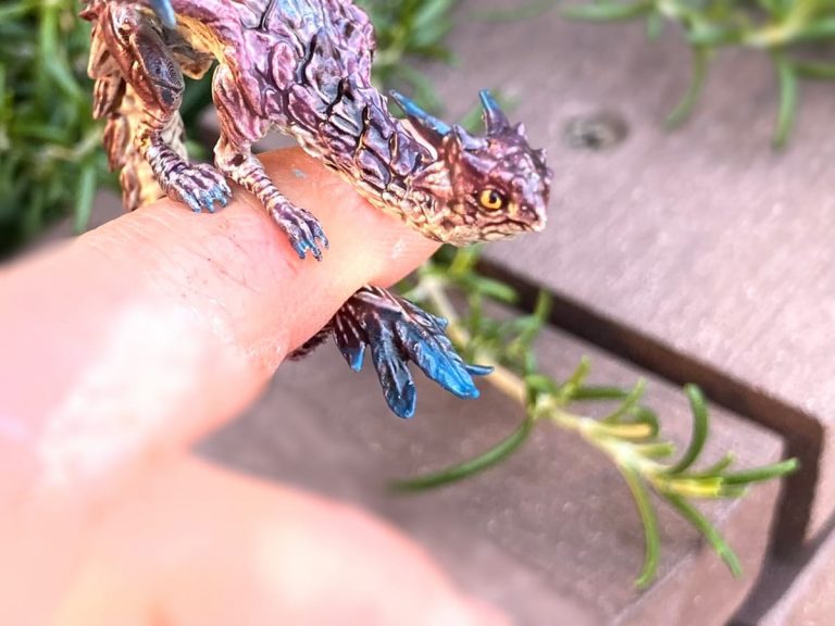 “Look what landed on my finger!” Japanese artist’s gorgeous tiny dragon really looks alive