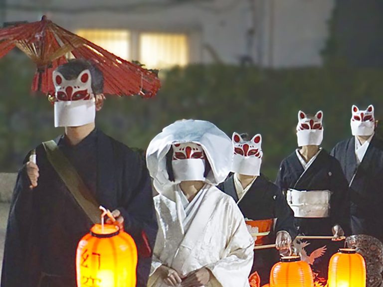 “Fox wedding” procession enchants Japanese city residents on Halloween