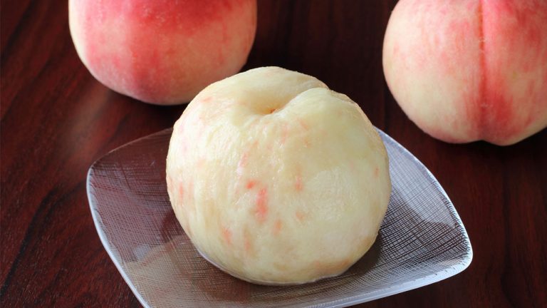 Cut a peach with a rubber band? Former Japanese pro wrestler introduces a surprising lifehack