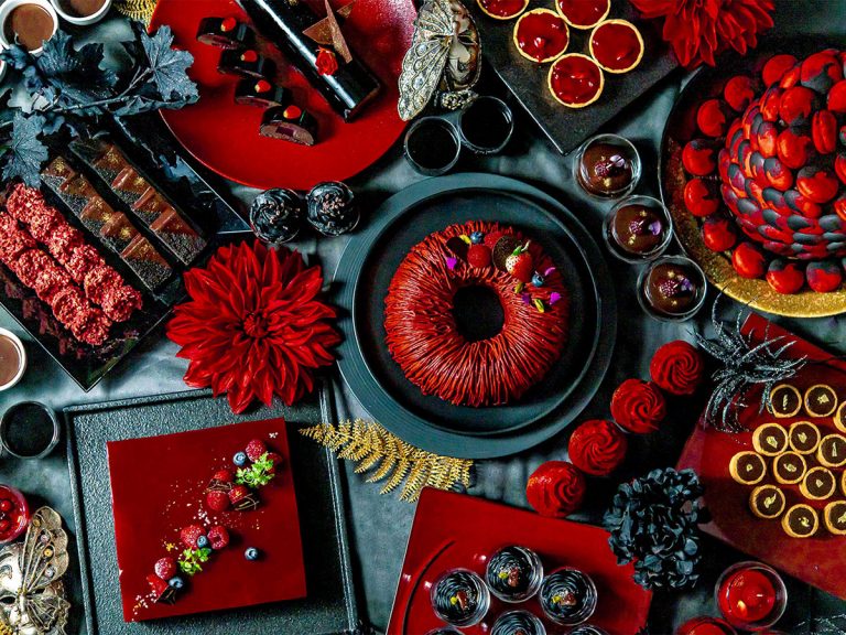 Enjoy a black & red Halloween feast with the “Gothic Sweets Collection” at Art Hotel Osaka Bay Tower
