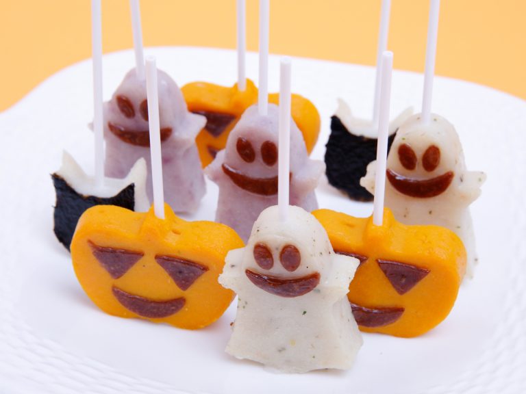 These adorable kamaboko are the perfect spooktastic snacks for Halloween