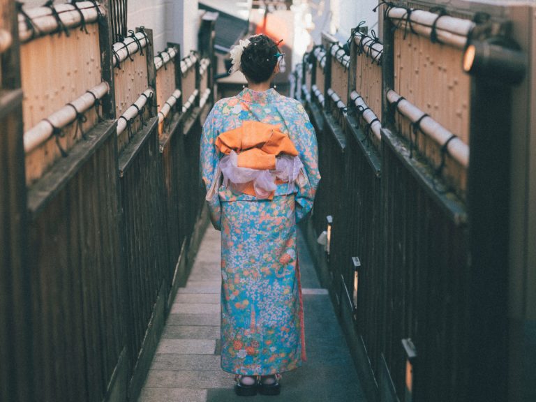 How to safely navigate the toilet when wearing a kimono or yukata