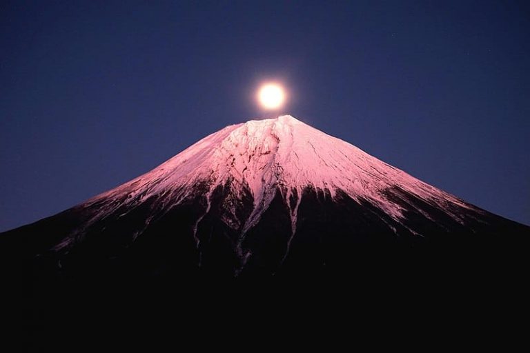 Strikingly ominous photos of Mt. Fuji