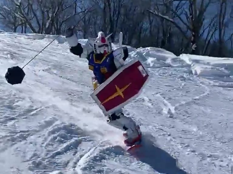 Shreddin’ the gnar Gundam style! Snowboarding Gundam cosplayer gets noticed in Japan