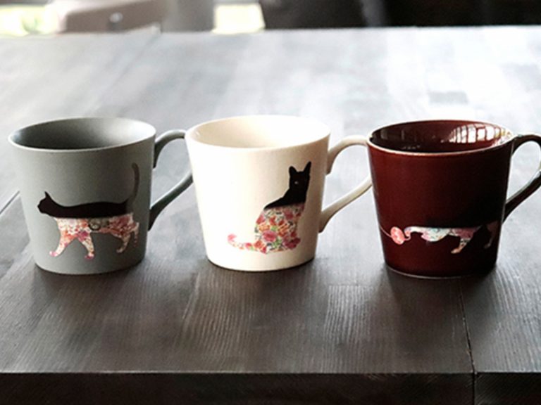 Stylish cats mugs purr into different colors depending on the temperature of your drink