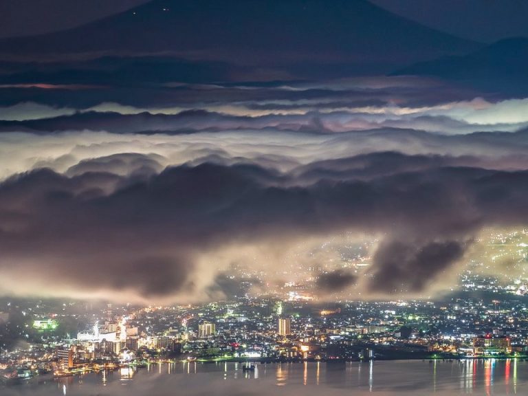Stunning photo of Mt. Fuji floating in night sky wows internet
