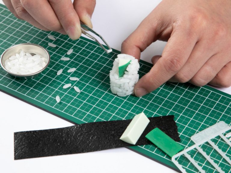 New full scale cucumber roll plastic model set lets you build your sushi by each grain of rice