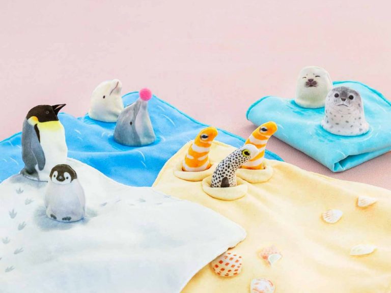 These adorable Japanese hand towels come with finger puppets of aquatic animals