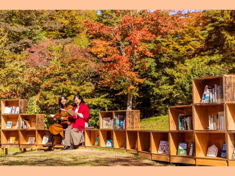 Enjoy free-to-read books and apple tea in natural surroundings at “Autumn Foliage Library”