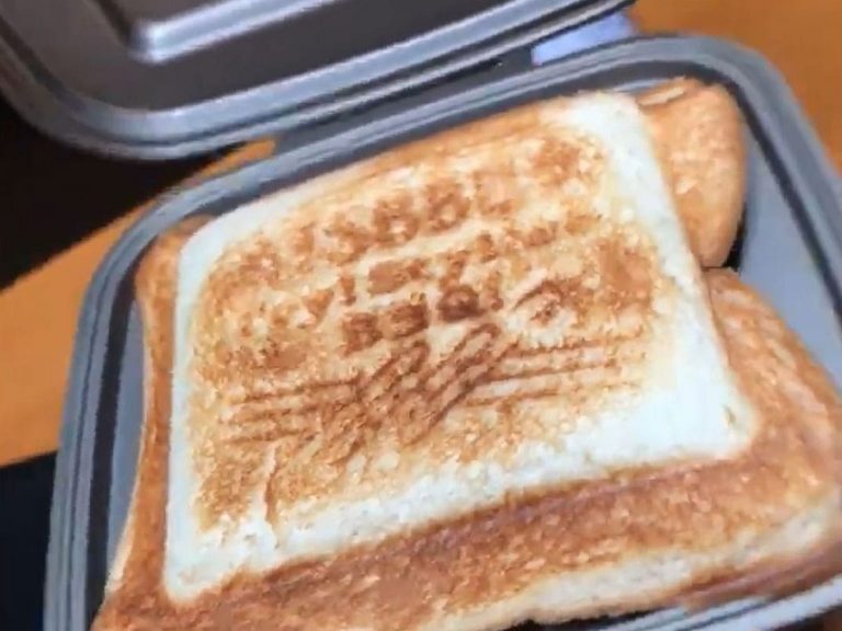 Japanese solo camper comes up with a solution for a self-sufficient grilled sandwich