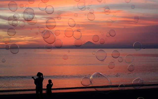 Stunning and Heartwarming Photography From the ‘Bubble Uncle’ Who Spreads Joy Around Japan