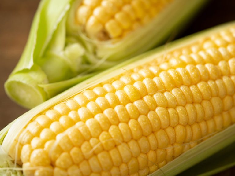 Try this time-saving lifehack for cooking and peeling corn on the cob