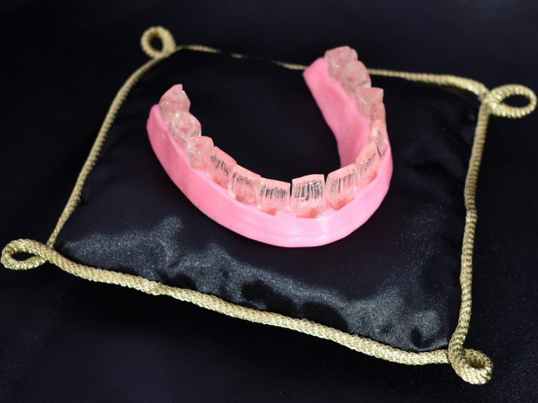 Candymaker’s “jewel dentures” White Day gift could prepare you for a “bite me” moment.