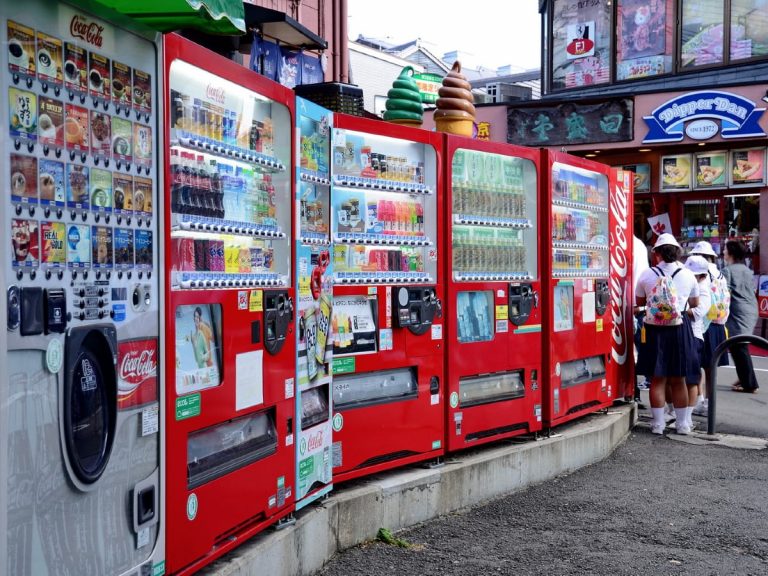 American Struggles to Live Solely Off Tokyo’s Vending Machines for 24 Hours