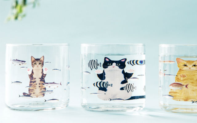 Drinking Glasses That Turn Into “Curious Cats Peering Into A Fish Tank” When You Fill Them