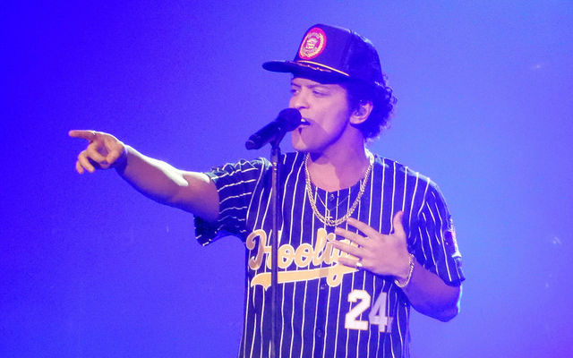 Bruno Mars Throws Towel at Model Who Won’t Stop Recording Him, Japanese Fans Supportive