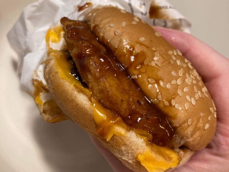 We sunk our teeth into the new SPY x FAMILY peanut butter burgers at Burger King Japan