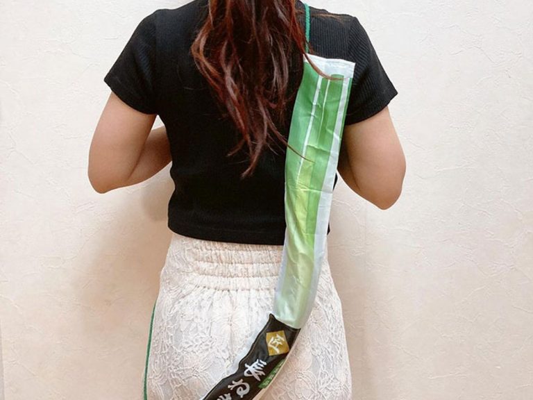 Just when you thought you’d seen it all:  Japanese capsule toy machines sell bags specifically made for green onions