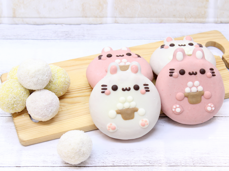 Japanese doughnut shop’s rabbit doughnuts holding mochi for Tsukimi are too cute