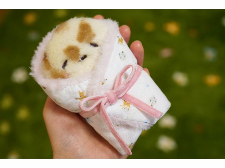 Japanese artist creates adorable “baby naan bread” plushie that even has a blankie