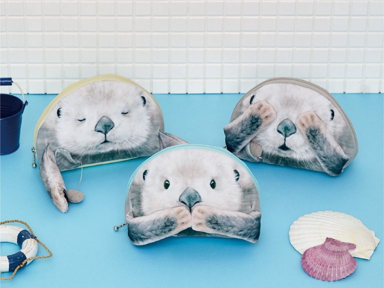 Adorably carry your goods with surprised otter bags with movable arms