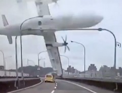 【衝撃】台湾で墜落した飛行機を目前で捉えたドライブレコーダー映像が公開
