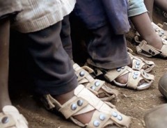 靴が買えない途上国の子どもたちを救う『成長するサンダル』に支援が集まる