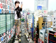 巨大化した女子が都内に出現！東京の魅力を世界に伝えるアートにびっくり！