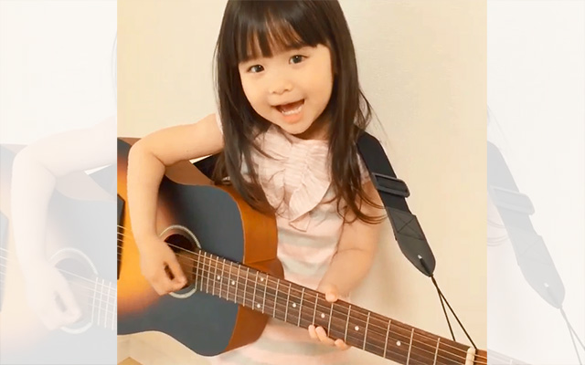 4歳の女の子が歌う 大人になったら 自分より大きなギターを肩にかけ歌声を披露 1 Grape グレイプ