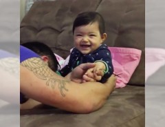 「わぁー♡」パパを驚かせたい赤ちゃんに、爪切り中のパパ陥落