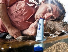 汚れた水も、一瞬で飲料水になる！　非常時に命を救う「ライフ・ストロー」