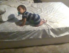 「うちの子スゴイ！」１１カ月の赤ちゃん、ベッドの降り方が天才
