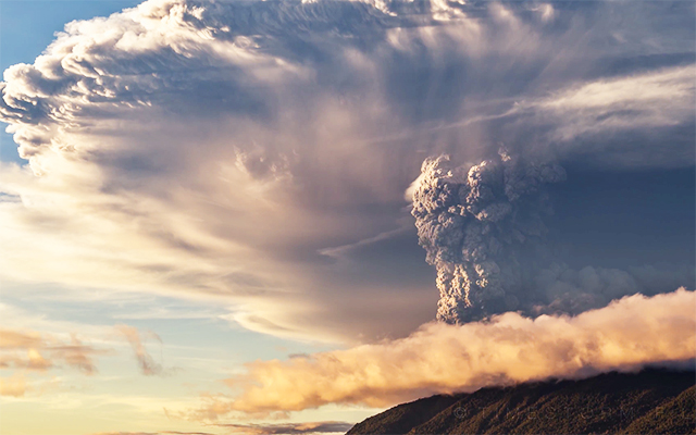 ４３年ぶりの大噴火 まがまがしくも神々しい光景に震える カルブコ火山 Grape グレイプ