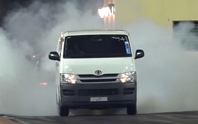 ハイエースにスポーツカーの400馬力エンジンを積んだら 煙を上げて暴走 Grape グレイプ