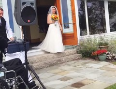 車椅子のお父さん、娘の結婚式でサプライズ