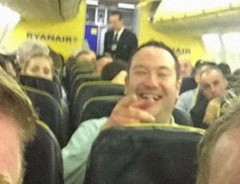 飛行機に乗ったら、隣に座った人が自分と全く同じ顔！一緒に写真を撮った！！