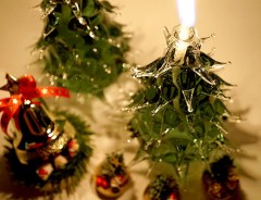 ひとつひとつ手作りのオイルランプ　美しい炎がともるクリスマスツリー