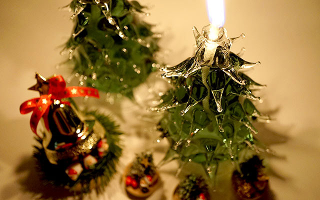 ひとつひとつ手作りのオイルランプ 美しい炎がともるクリスマスツリー Grape グレイプ