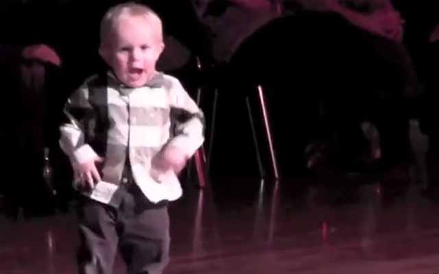 2歳で既にベテラン 男の子の踊る 監獄ロック が圧巻 Grape グレイプ 2歳で既にベテラン 男の子の踊る 監獄ロック が圧巻 Grape グレイプ