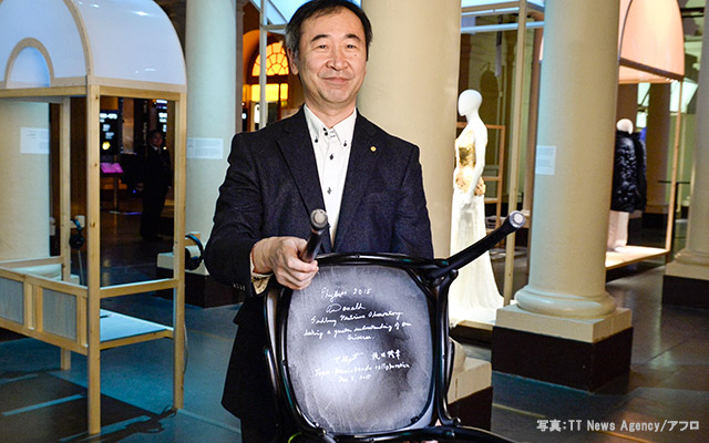 大村智教授 ノーベル賞授賞式 で妻に感謝 一緒に Grape グレイプ