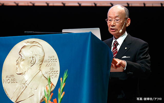 大村智教授 ノーベル賞授賞式 で妻に感謝 一緒に Grape グレイプ