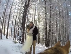 雪の中の結婚式、愛犬にカメラマンをお願いしたら…最高に幸せな写真が撮れた